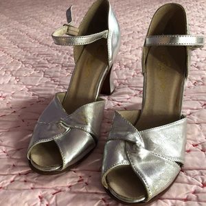 Capezio Peep Toe Silver shoes